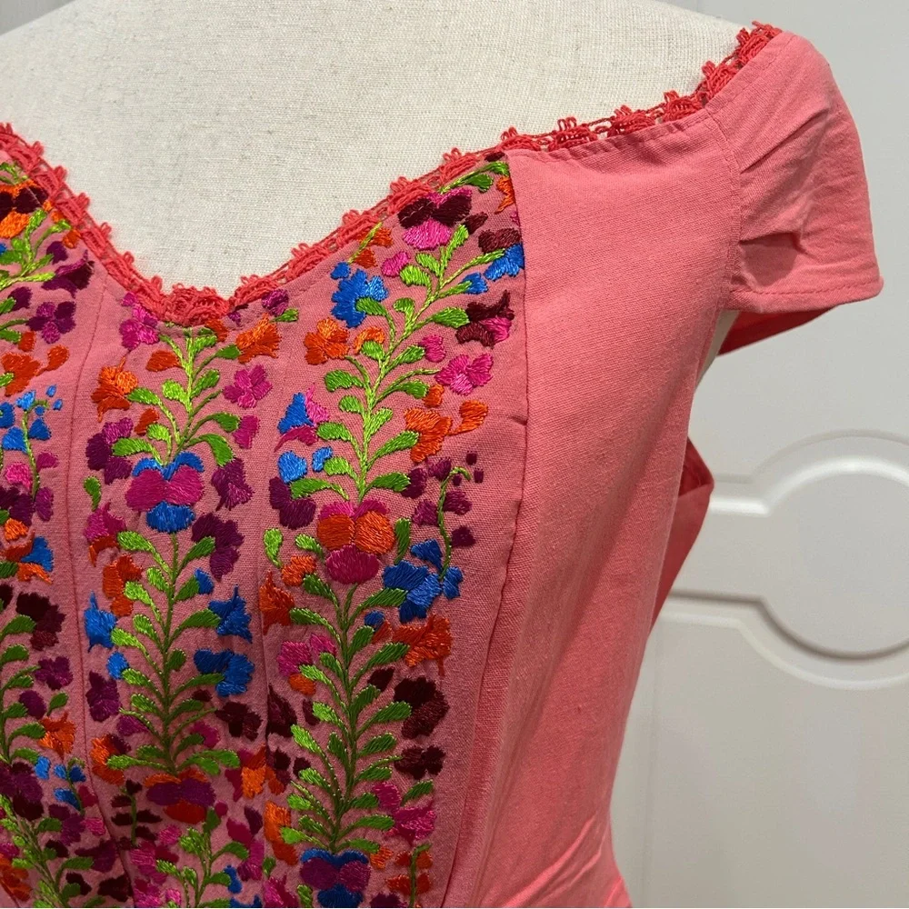 Mexican embroidered dress, hand Embroidered with Cotton threads. - Picture 4 of 7
